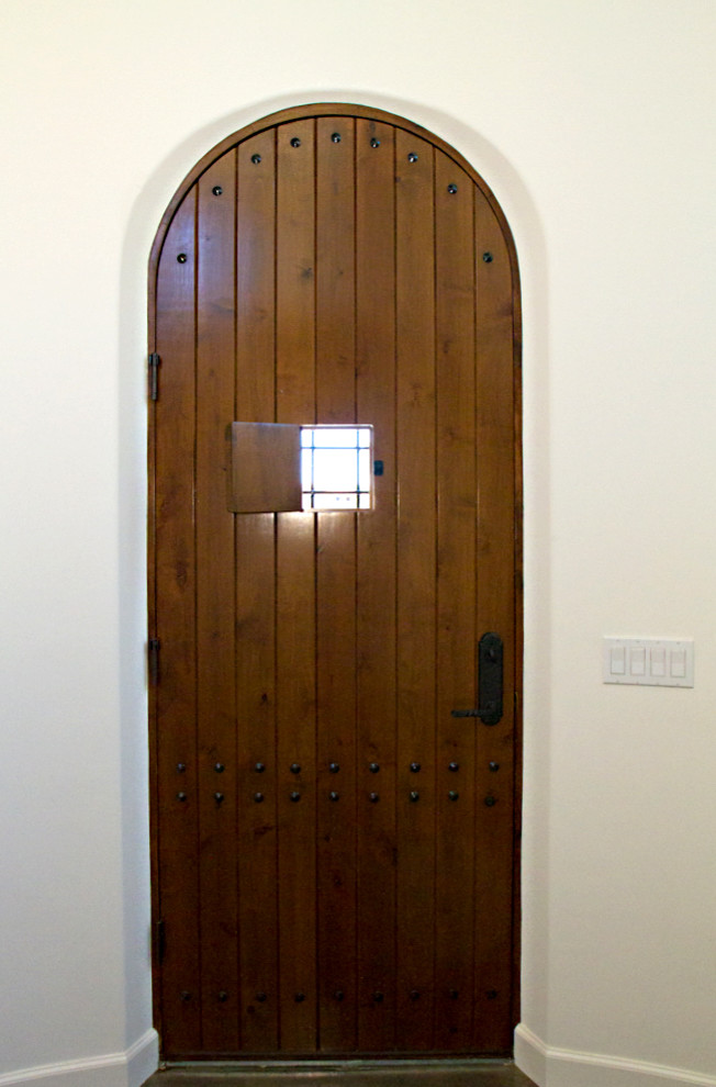 Example of a trendy entryway design in San Diego