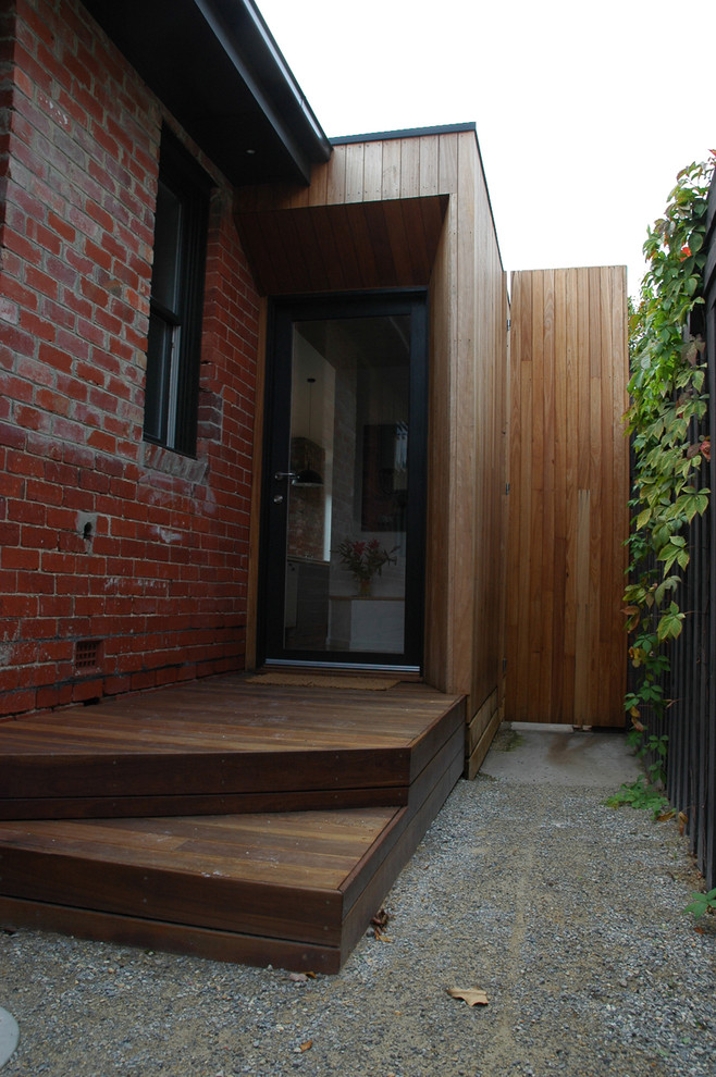 Стильный дизайн: маленькая входная дверь в современном стиле с одностворчатой входной дверью и стеклянной входной дверью для на участке и в саду - последний тренд
