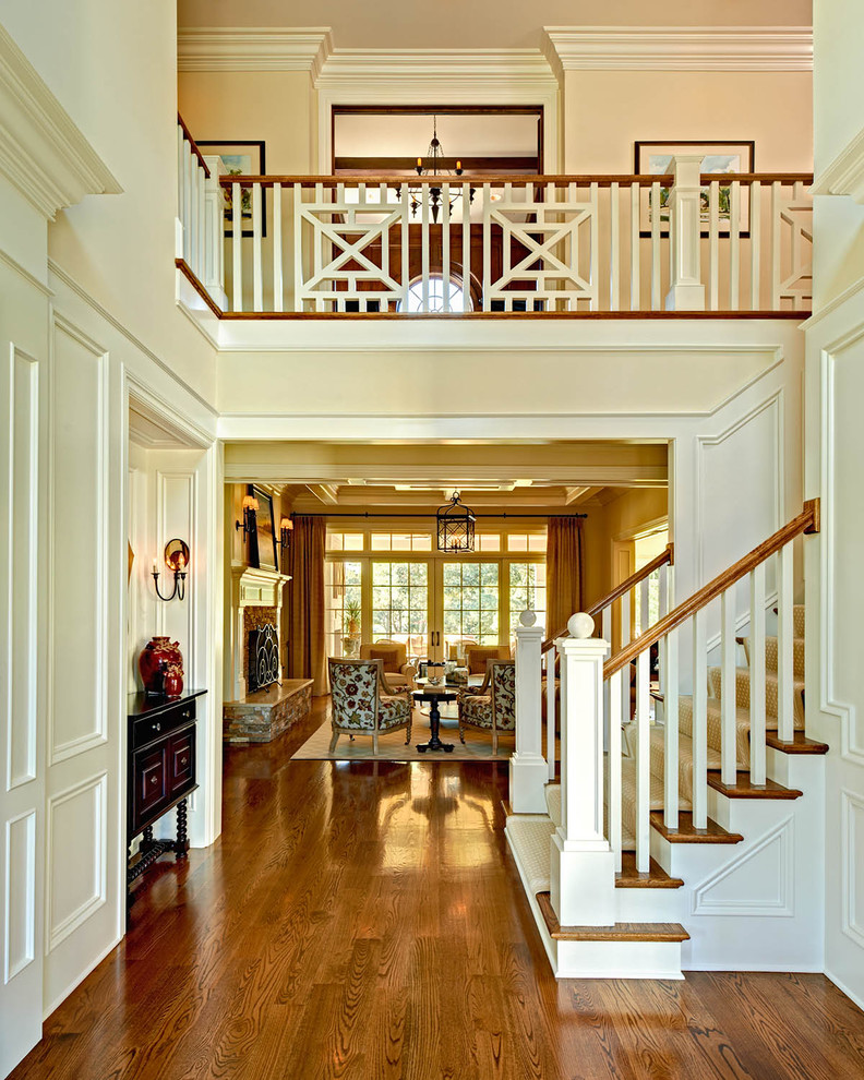Klassisches Foyer mit beiger Wandfarbe und braunem Holzboden in Charlotte