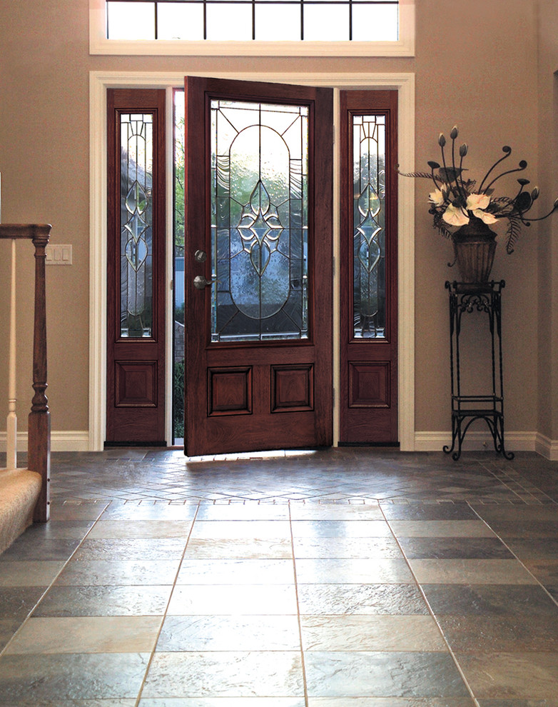 Mittelgroßer Klassischer Eingang mit Keramikboden in Tampa