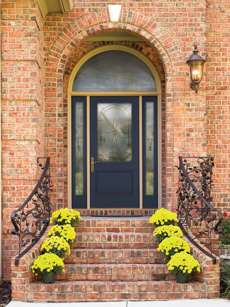 Стильный дизайн: прихожая среднего размера в классическом стиле с одностворчатой входной дверью и синей входной дверью - последний тренд