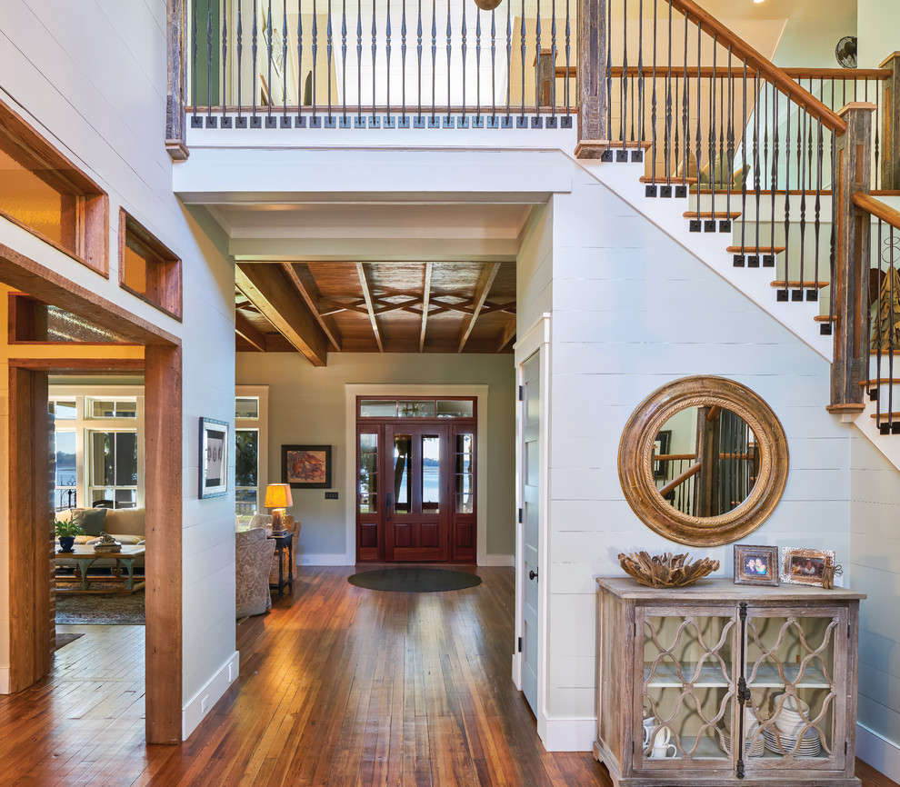 Große Landhaus Haustür mit grauer Wandfarbe, braunem Holzboden, Doppeltür und hellbrauner Holzhaustür in Atlanta