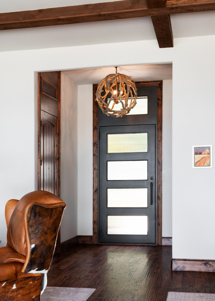 Источник вдохновения для домашнего уюта: фойе среднего размера в стиле рустика с бежевыми стенами, темным паркетным полом, одностворчатой входной дверью, черной входной дверью, коричневым полом и балками на потолке