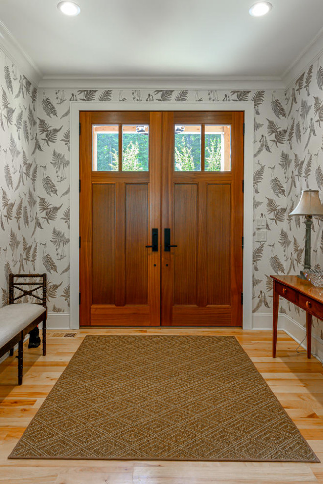Ejemplo de distribuidor de estilo americano grande con paredes multicolor, suelo de madera clara, puerta doble, puerta marrón y suelo marrón