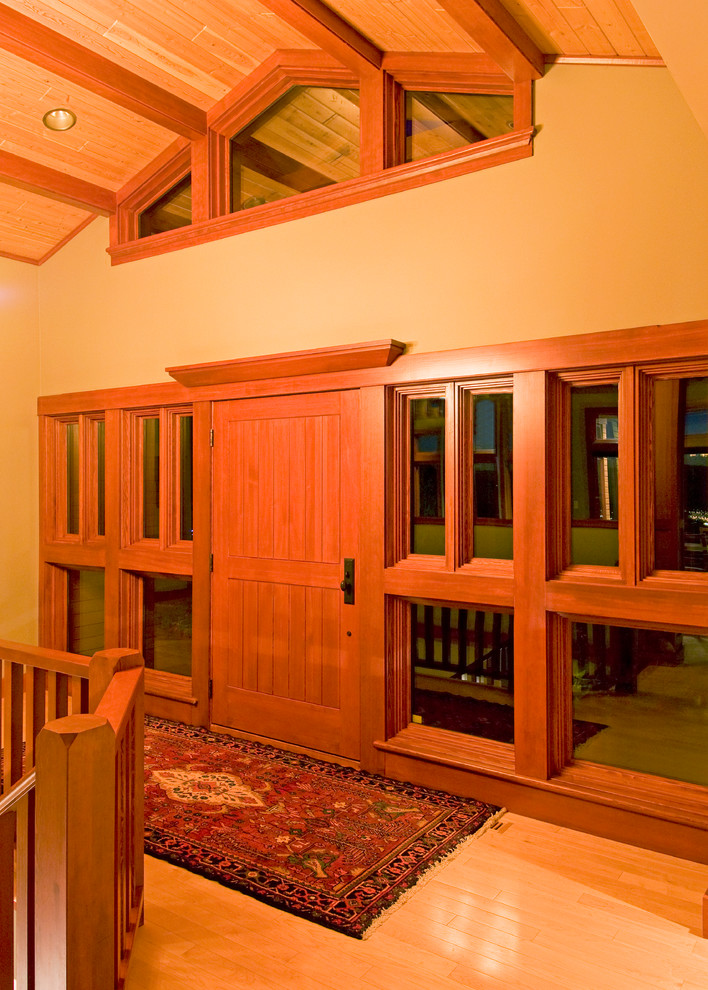 Cette photo montre une porte d'entrée tendance de taille moyenne avec un mur beige, parquet clair, une porte simple et une porte en bois brun.