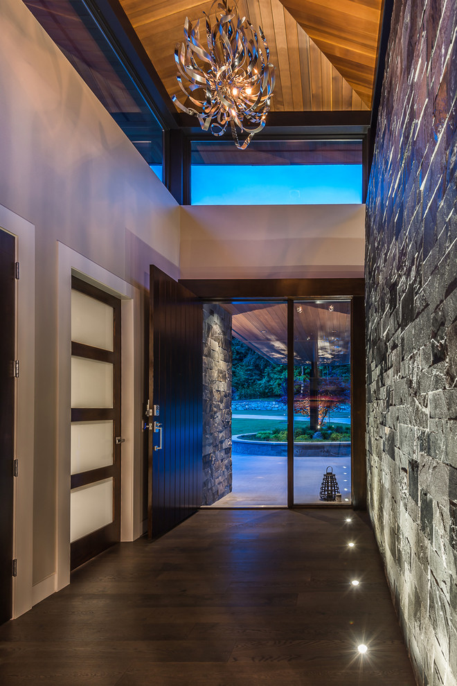 Modernes Foyer mit dunklem Holzboden, Einzeltür und dunkler Holzhaustür in Vancouver