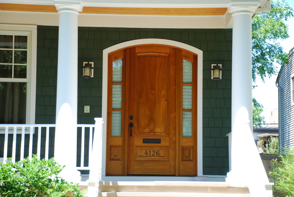 На фото: входная дверь среднего размера в классическом стиле с зелеными стенами, одностворчатой входной дверью и входной дверью из дерева среднего тона