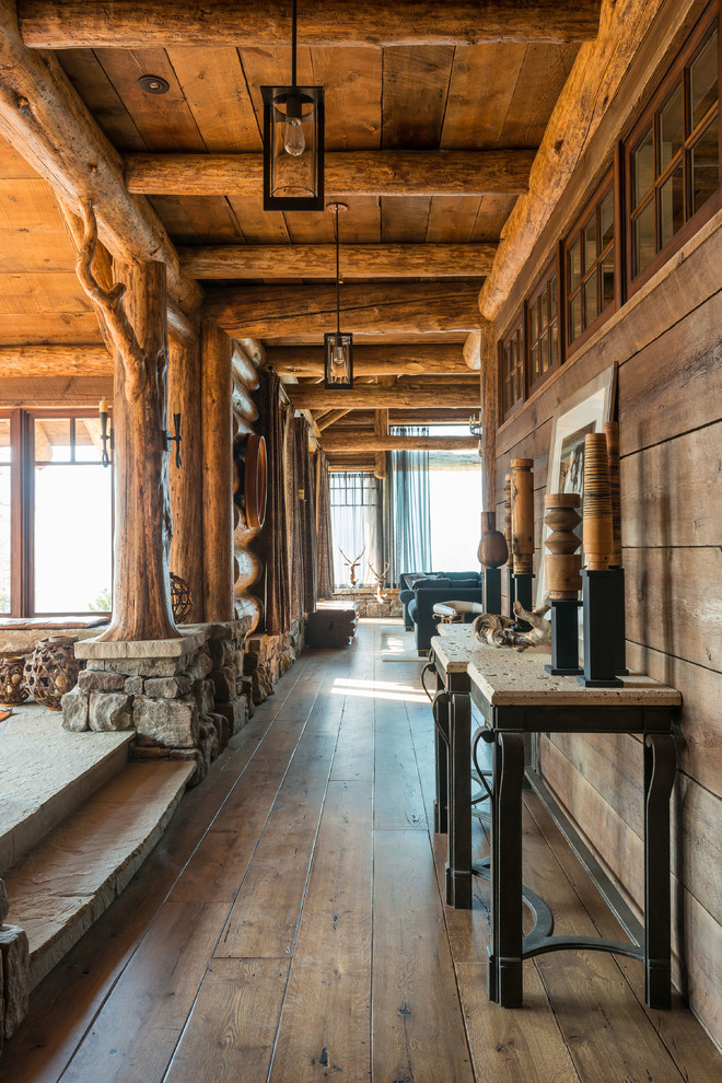 Diseño de hall rústico con suelo de madera en tonos medios
