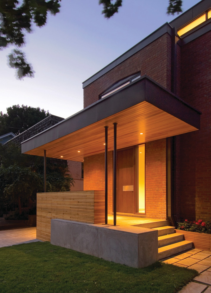 Moderner Eingang mit hellbrauner Holzhaustür in Toronto