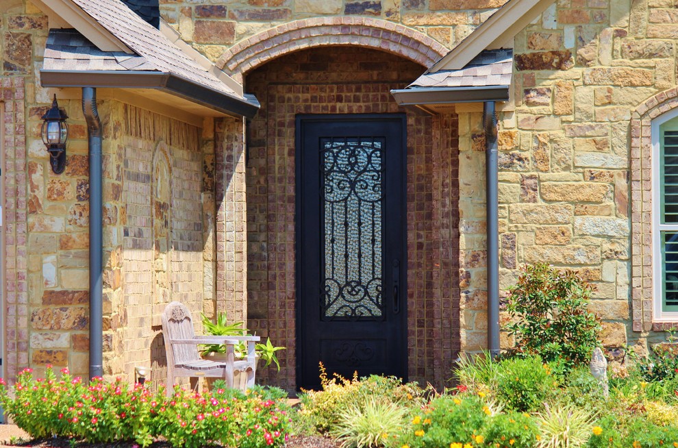 На фото: входная дверь в классическом стиле с одностворчатой входной дверью и металлической входной дверью с