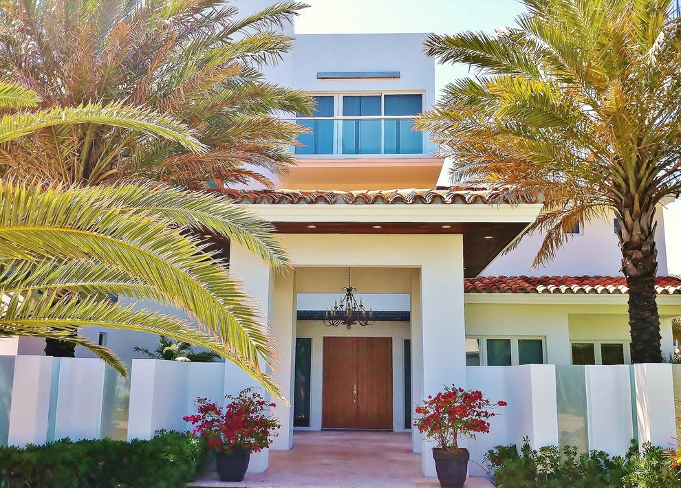 Mediterraner Eingang mit Doppeltür und hellbrauner Holzhaustür in Miami