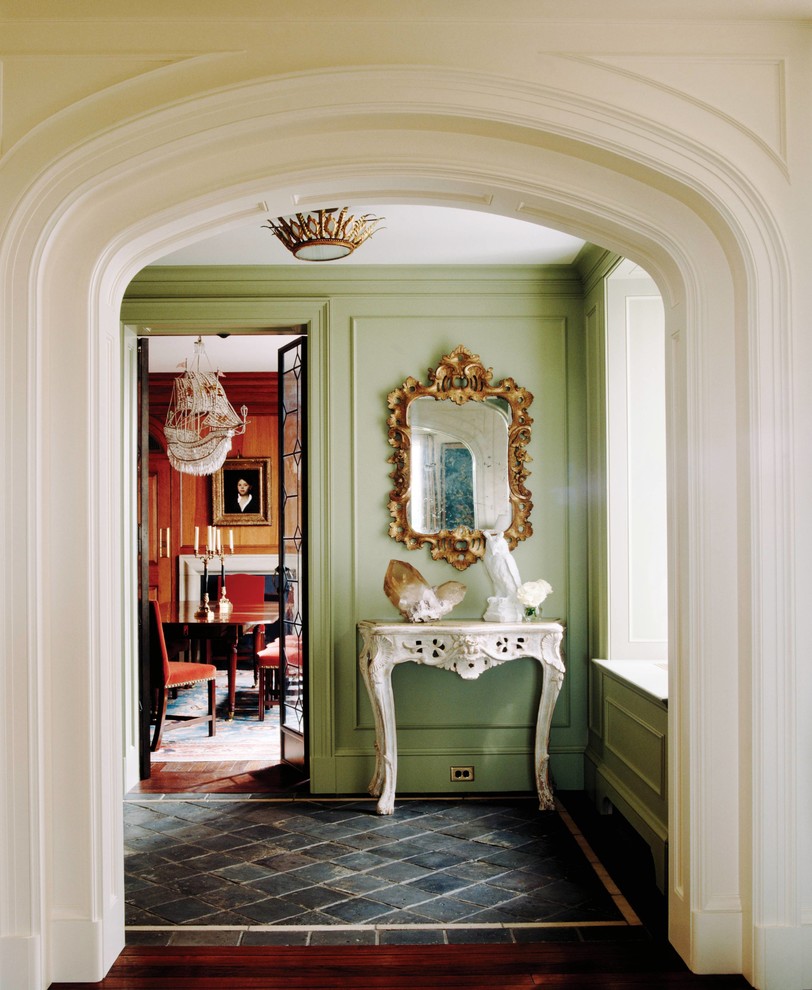 Ispirazione per un ingresso o corridoio eclettico di medie dimensioni con pareti verdi, pavimento in ardesia e pavimento grigio