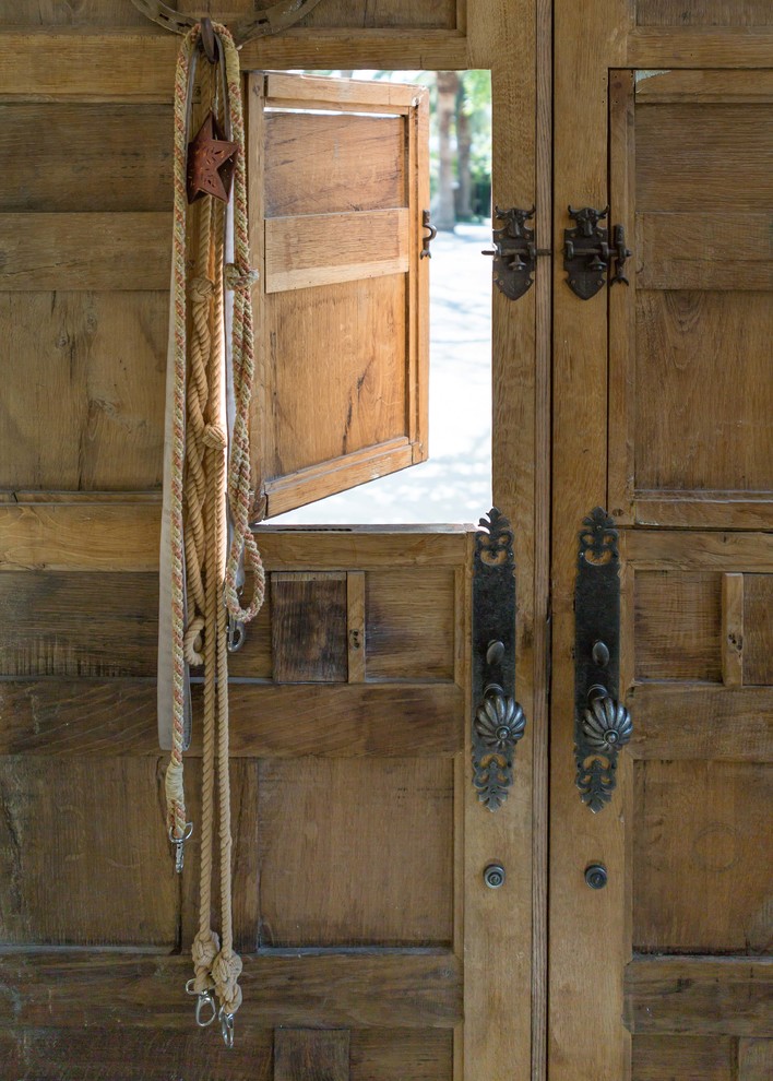 Modelo de entrada de estilo de casa de campo con puerta doble y puerta de madera oscura