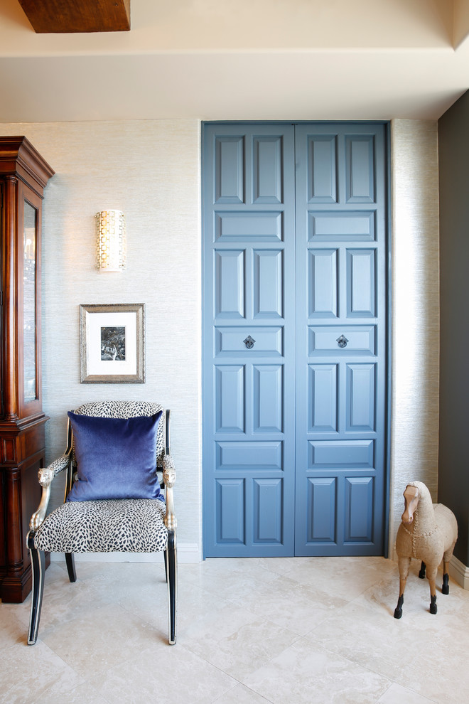 Réalisation d'une entrée tradition de taille moyenne avec un couloir, un mur gris, une porte double, une porte bleue et un sol marron.