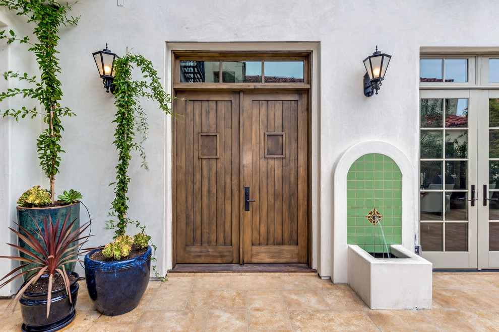 Mediterrane Haustür mit weißer Wandfarbe, Doppeltür und dunkler Holzhaustür in Los Angeles