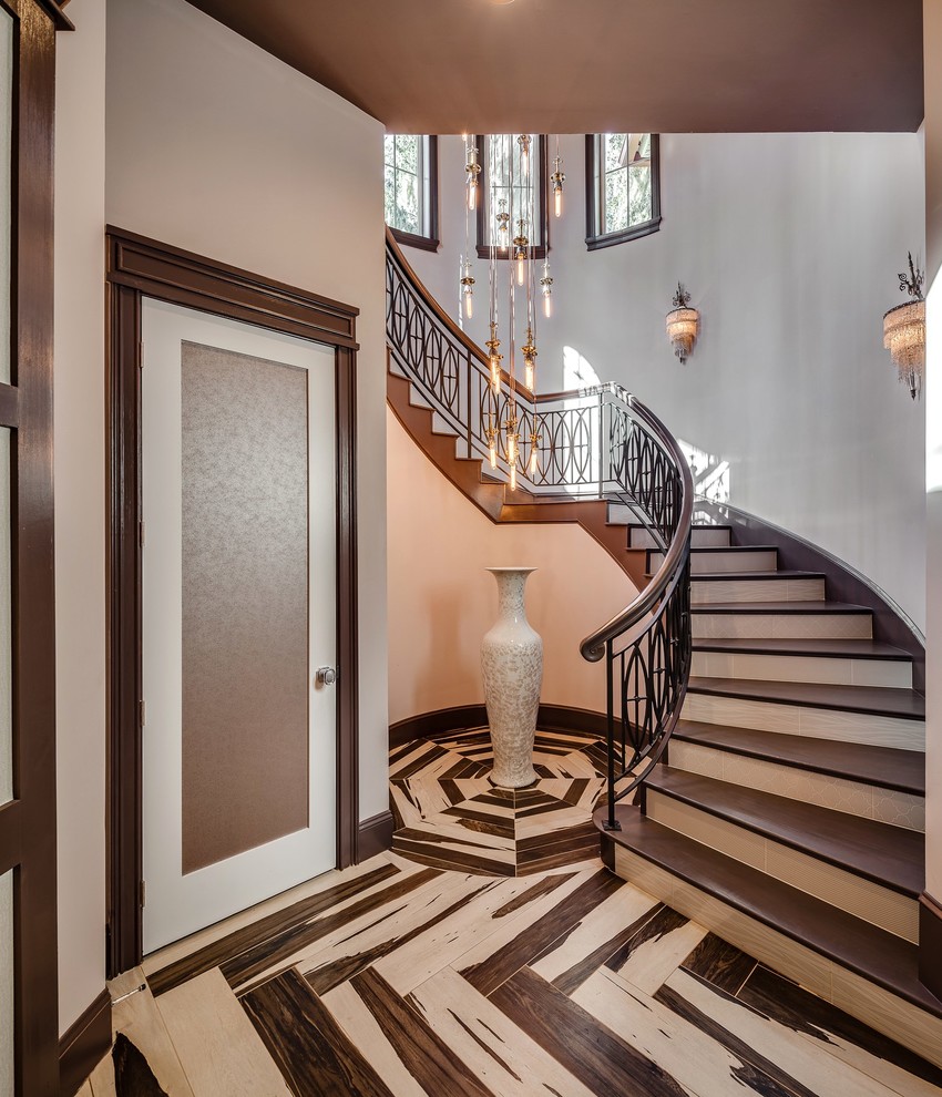 Großes Klassisches Foyer mit grauer Wandfarbe, Porzellan-Bodenfliesen, Doppeltür, schwarzer Haustür und braunem Boden in Jacksonville