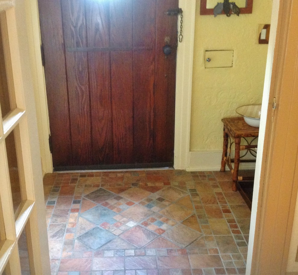 Foto de vestíbulo clásico renovado pequeño con suelo de baldosas de cerámica, puerta simple, puerta de madera oscura y paredes amarillas