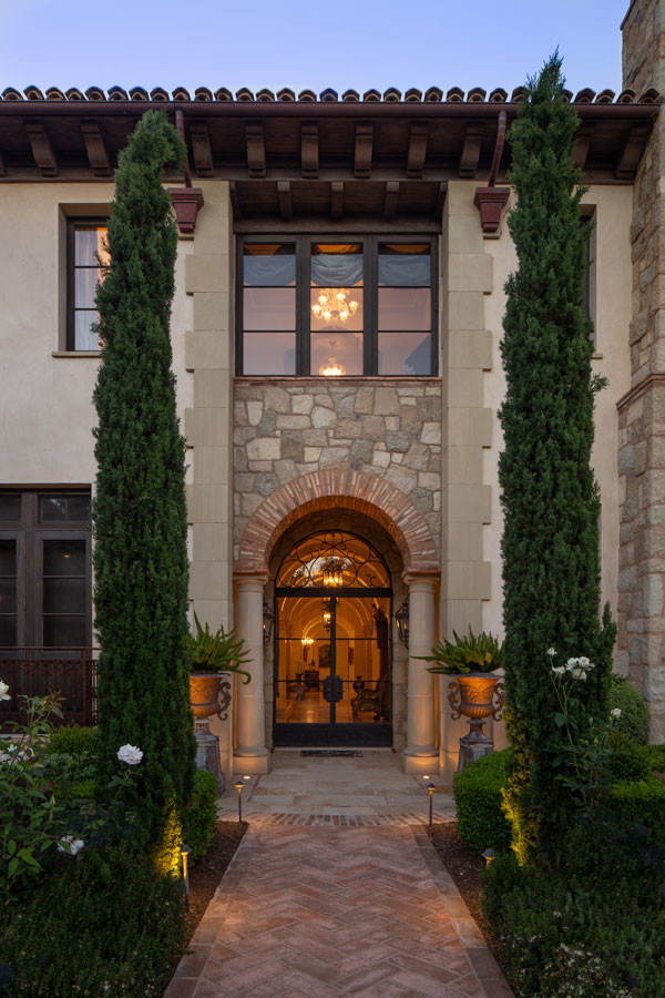 Mediterraner Eingang mit beiger Wandfarbe, Doppeltür, Haustür aus Metall und beigem Boden in Santa Barbara