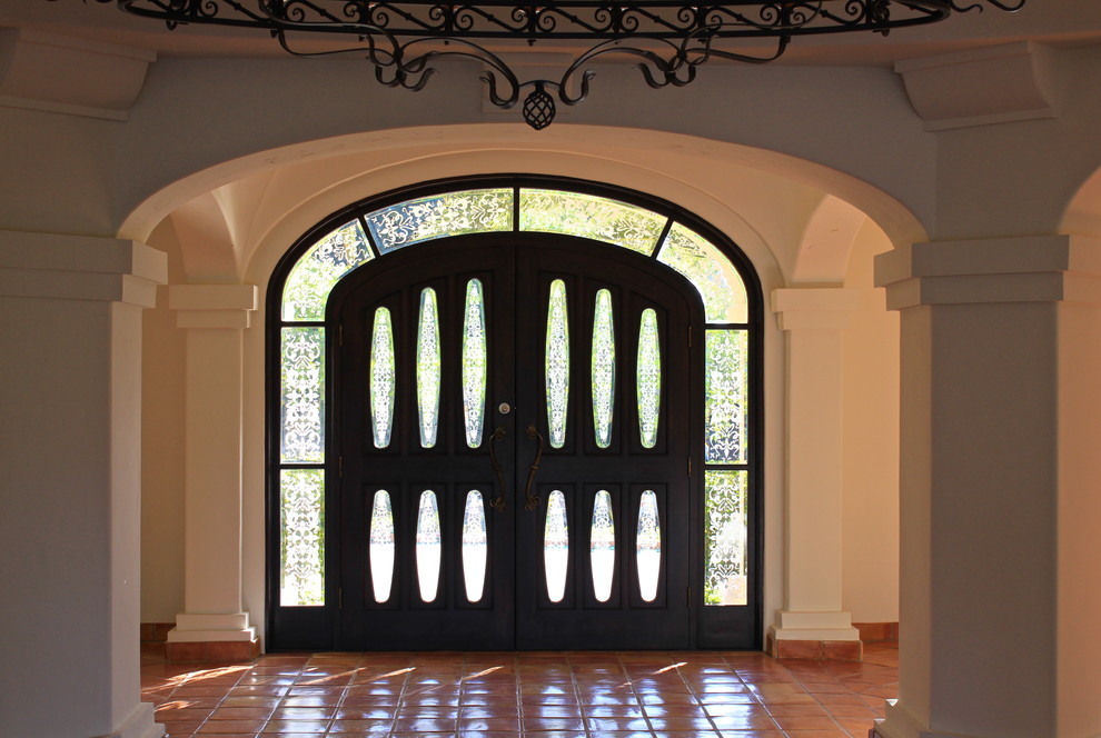Источник вдохновения для домашнего уюта: большое фойе в средиземноморском стиле с двустворчатой входной дверью, бежевыми стенами, полом из терракотовой плитки и входной дверью из темного дерева