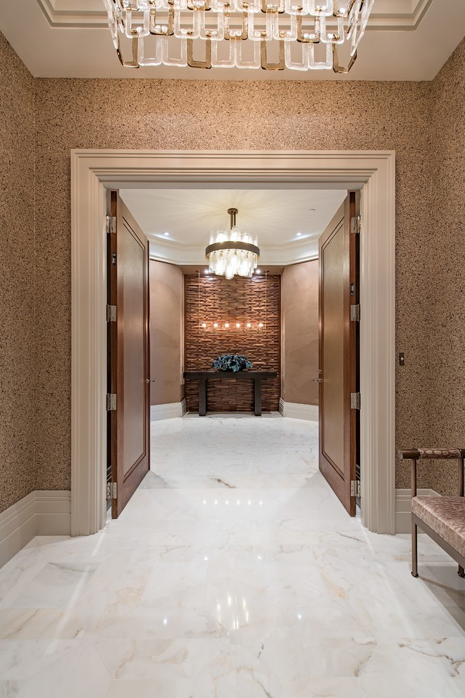Foto di una grande porta d'ingresso minimal con pavimento con piastrelle in ceramica, una porta a due ante, una porta marrone, pavimento bianco e pareti marroni
