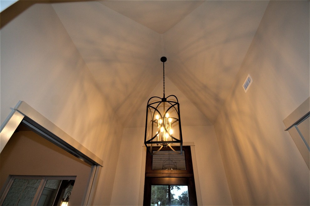 Mittelgroße Klassische Haustür mit weißer Wandfarbe, dunklem Holzboden, Einzeltür, dunkler Holzhaustür und braunem Boden in Austin