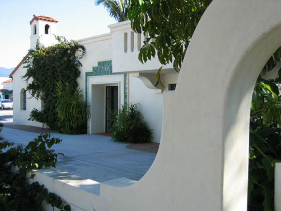 Exempel på en mellanstor medelhavsstil ingång och ytterdörr, med vita väggar, klinkergolv i keramik, en enkeldörr och en brun dörr
