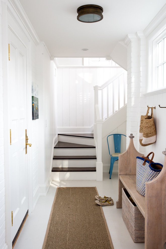 Источник вдохновения для домашнего уюта: маленькая узкая прихожая: освещение в стиле кантри с белым полом, белыми стенами, одностворчатой входной дверью и белой входной дверью для на участке и в саду