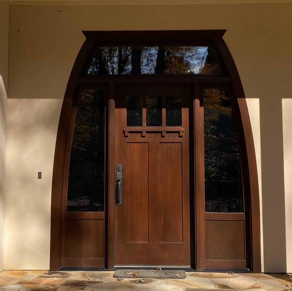 Foto de puerta principal bohemia grande con paredes beige, suelo de pizarra, puerta simple, puerta de madera oscura y suelo marrón