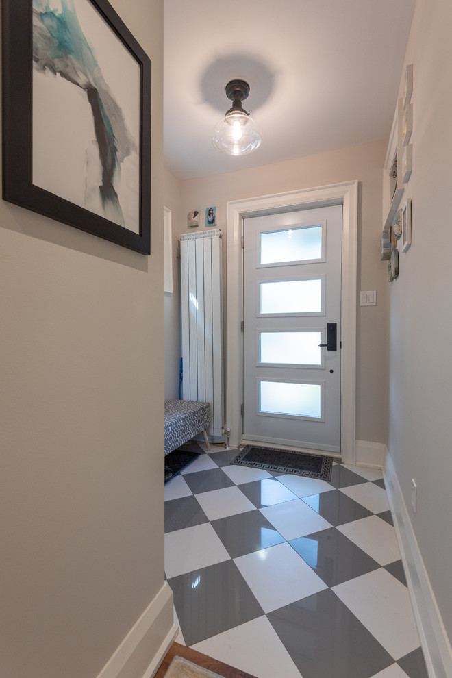 Foto de puerta principal clásica renovada de tamaño medio con paredes blancas, suelo de baldosas de porcelana, puerta simple, puerta blanca y suelo multicolor