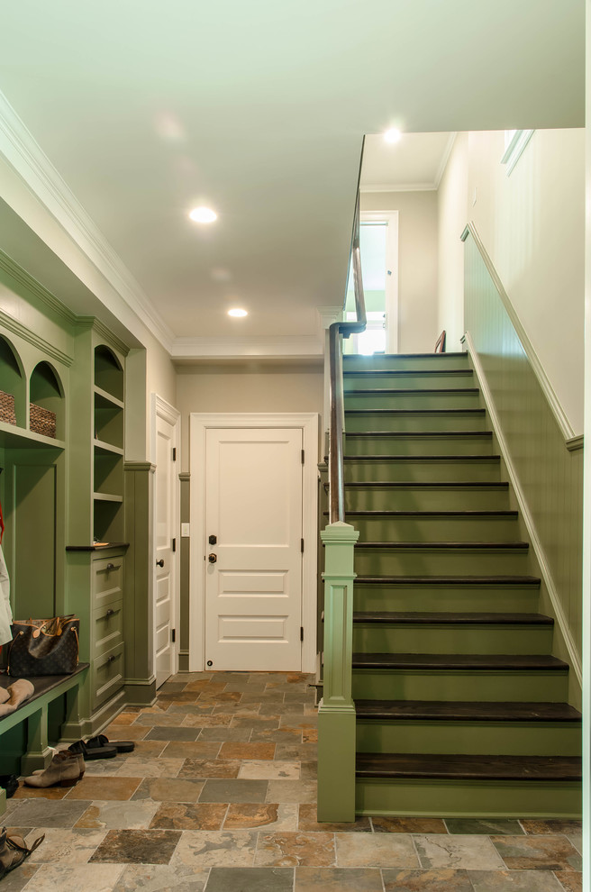 На фото: тамбур среднего размера в классическом стиле с зелеными стенами, одностворчатой входной дверью и белой входной дверью с