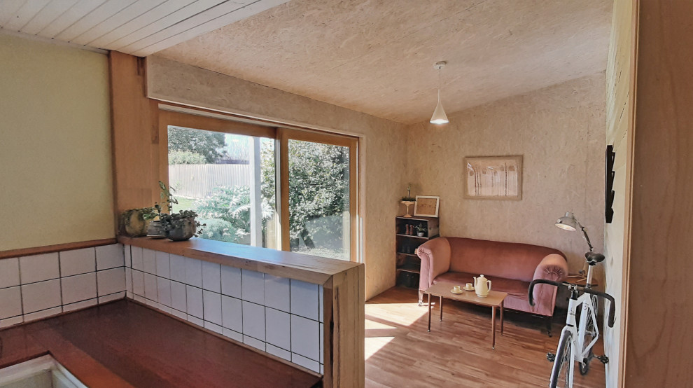 Kleines Landhausstil Foyer mit Schiebetür, Haustür aus Glas und Holzwänden in Sonstige