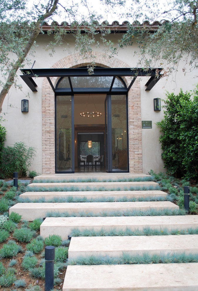 Geräumige Moderne Haustür mit beiger Wandfarbe und Haustür aus Metall in Los Angeles