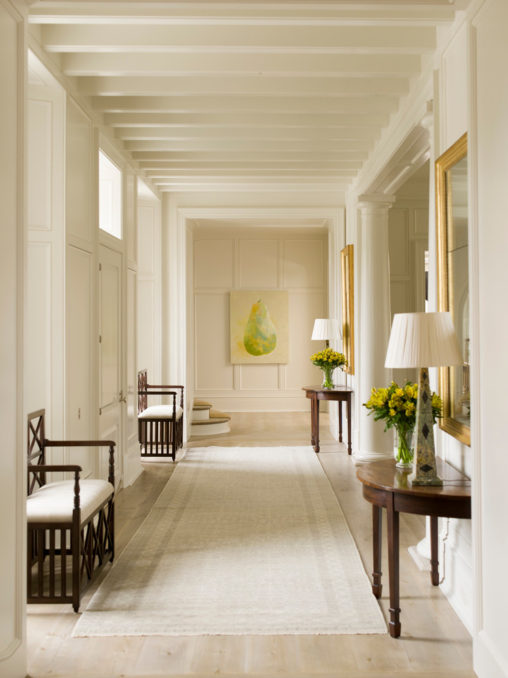 Свежая идея для дизайна: узкая прихожая в классическом стиле с белыми стенами, светлым паркетным полом, одностворчатой входной дверью и белой входной дверью - отличное фото интерьера
