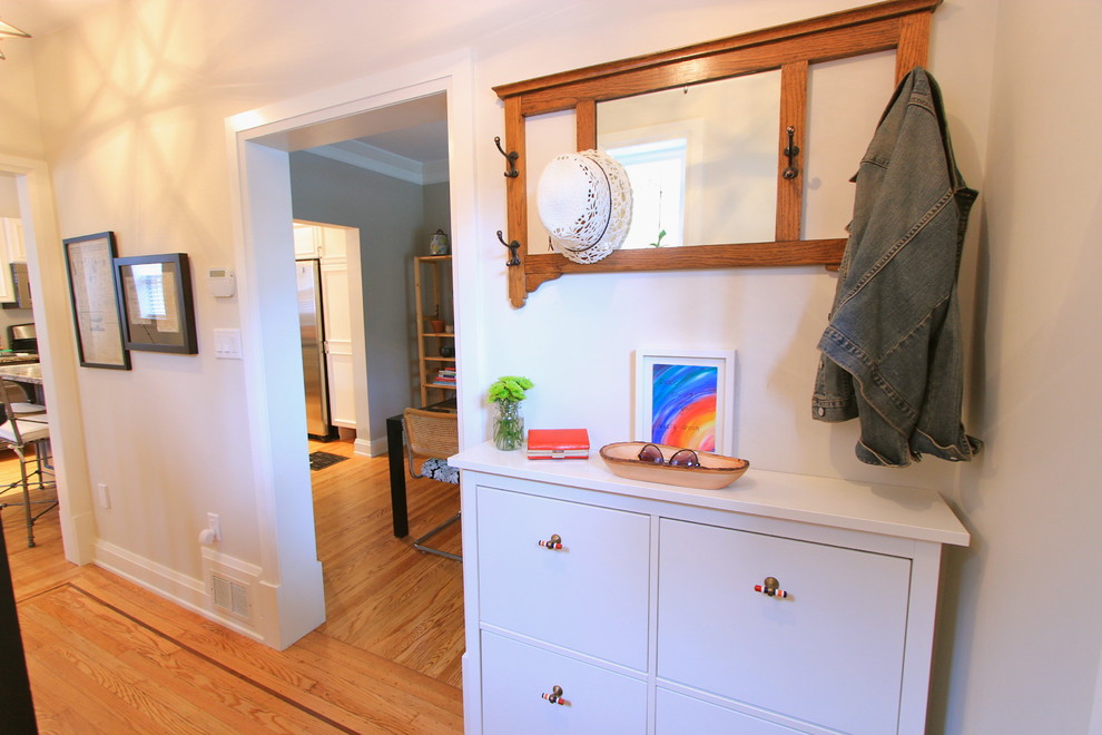 На фото: маленькое фойе со шкафом для обуви в стиле фьюжн с серыми стенами, светлым паркетным полом, одностворчатой входной дверью и синей входной дверью для на участке и в саду