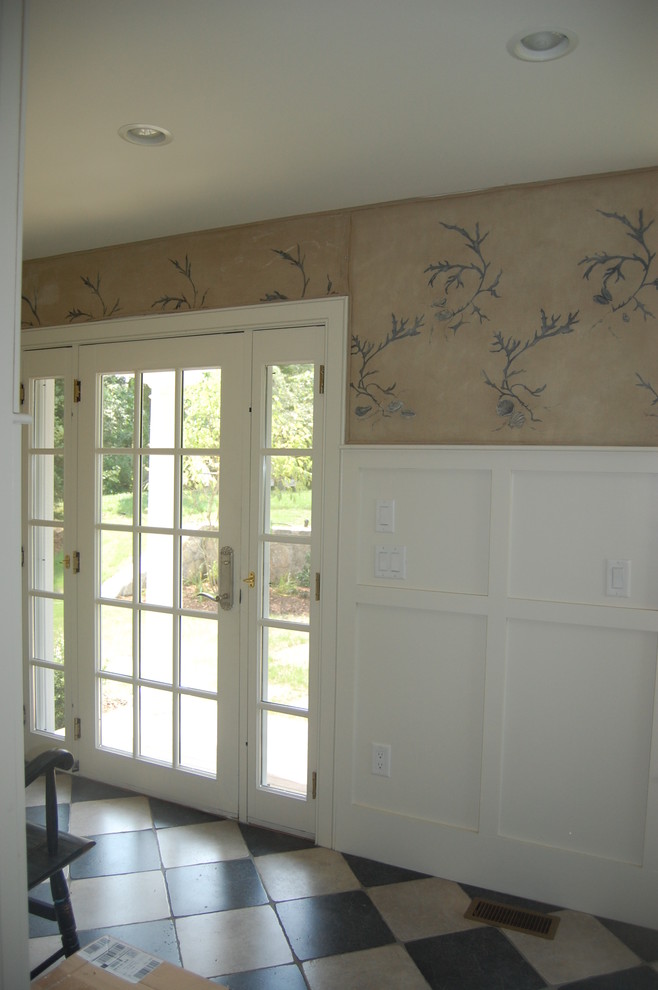 Inredning av en klassisk mellanstor ingång och ytterdörr, med flerfärgade väggar, klinkergolv i porslin, en enkeldörr och en vit dörr