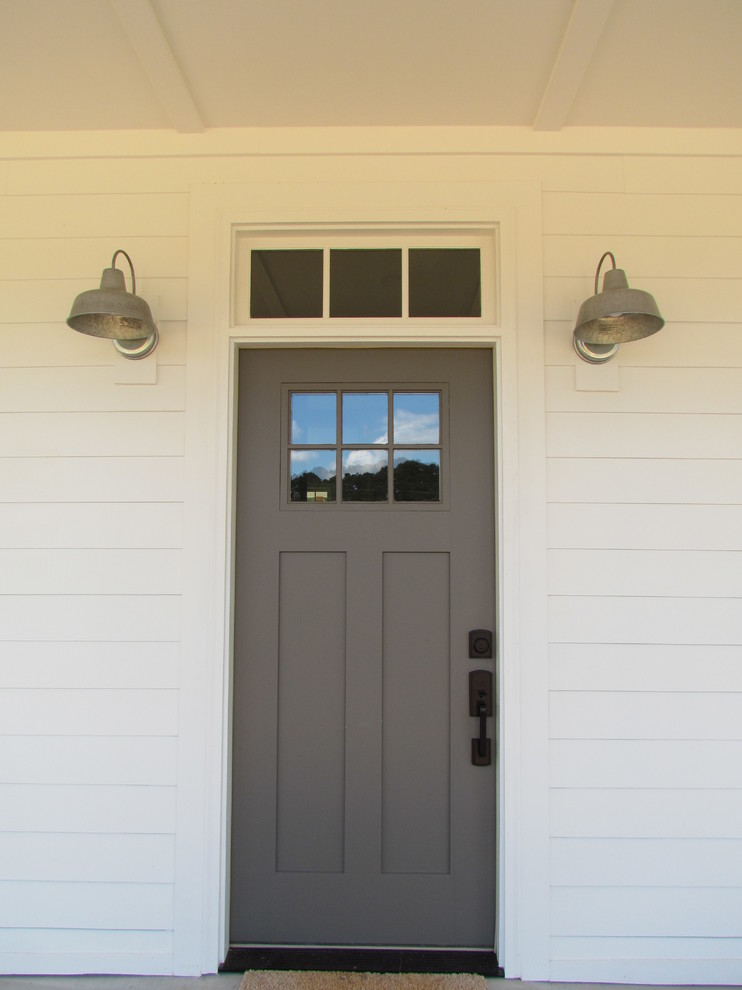 Inredning av en lantlig mellanstor ingång och ytterdörr, med en pivotdörr och en grå dörr