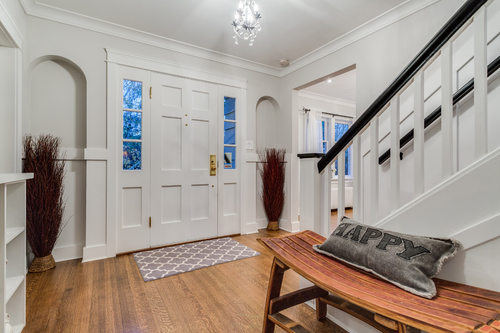Mittelgroßes Klassisches Foyer mit grauer Wandfarbe, braunem Holzboden, Einzeltür und weißer Haustür in Vancouver
