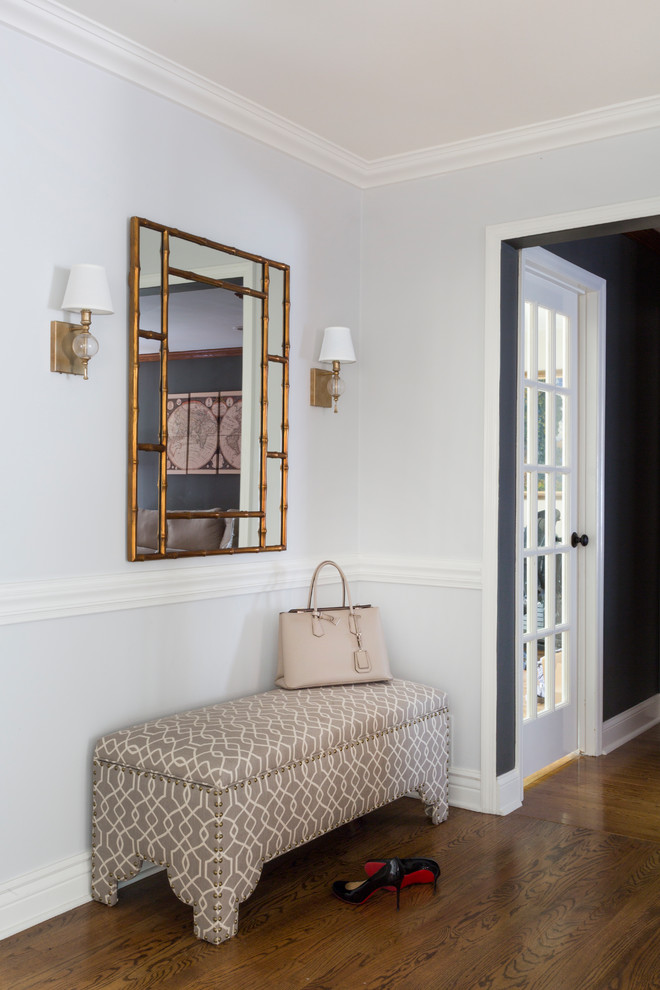 Inspiration pour un hall d'entrée traditionnel de taille moyenne avec un mur beige, parquet foncé et un sol marron.