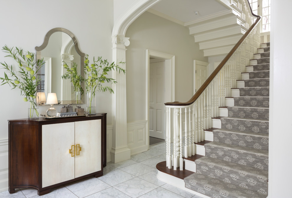 Idée de décoration pour un hall d'entrée tradition avec un mur gris, un sol en marbre et un sol blanc.