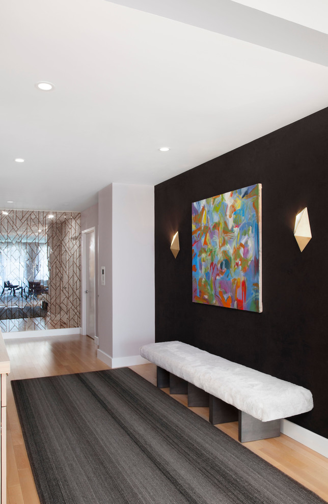 Mittelgroßer Moderner Eingang mit Korridor, lila Wandfarbe, hellem Holzboden und beigem Boden in New York