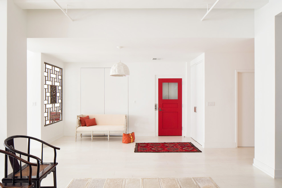 Imagen de puerta principal contemporánea con paredes blancas, puerta simple y puerta roja