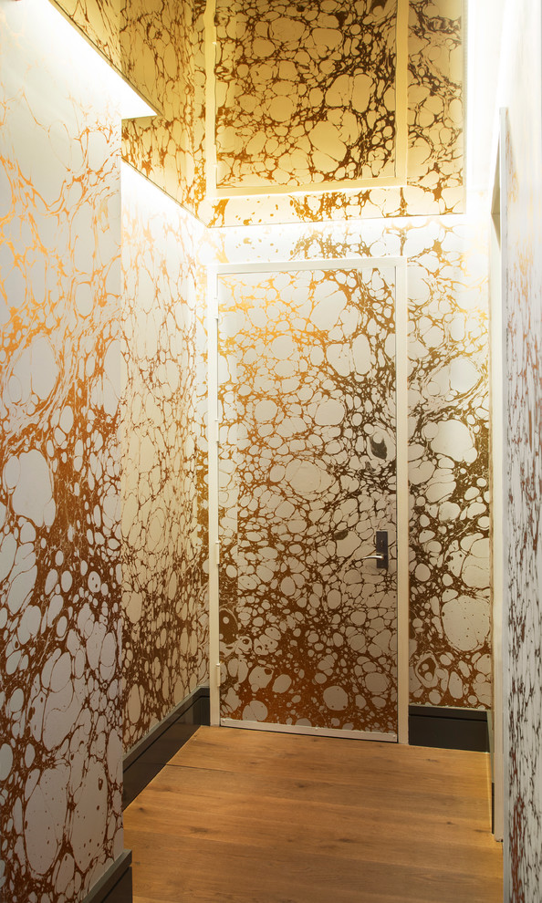 Kleiner Eklektischer Eingang mit Korridor, metallicfarbenen Wänden, braunem Holzboden, Einzeltür, weißer Haustür und beigem Boden in New York