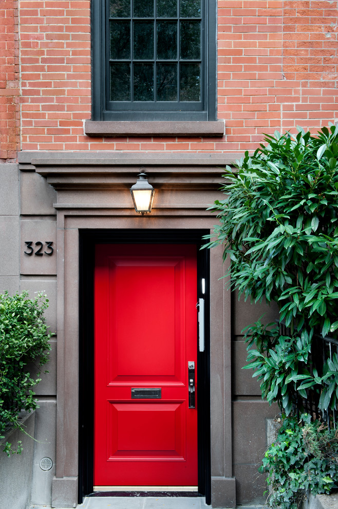 Idéer för att renovera en vintage ingång och ytterdörr, med en enkeldörr och en röd dörr