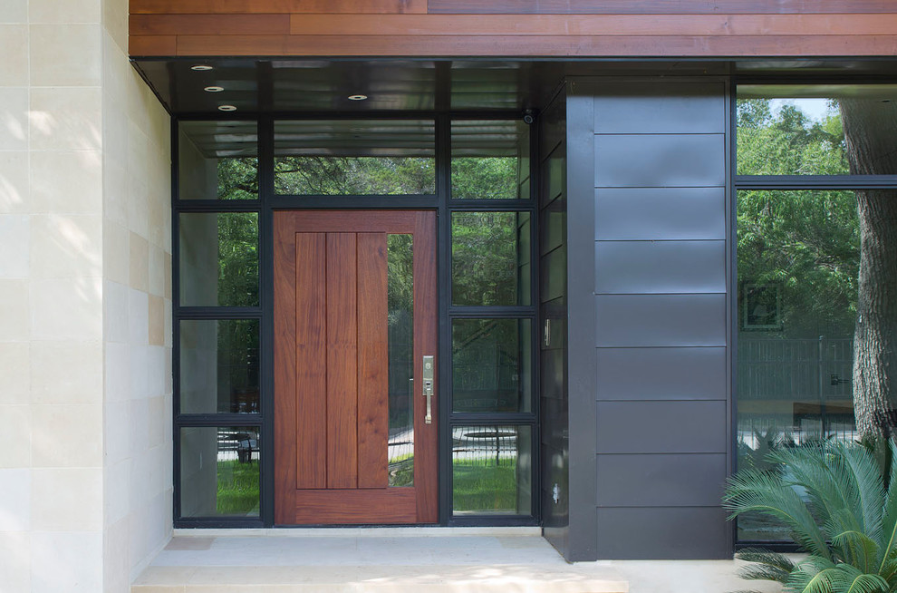 Foto de puerta principal actual de tamaño medio con puerta pivotante y puerta de madera en tonos medios