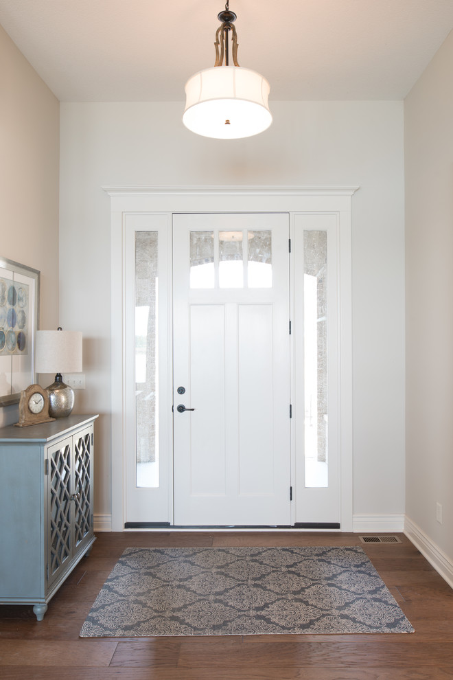 Идея дизайна: входная дверь среднего размера в морском стиле с одностворчатой входной дверью и белой входной дверью