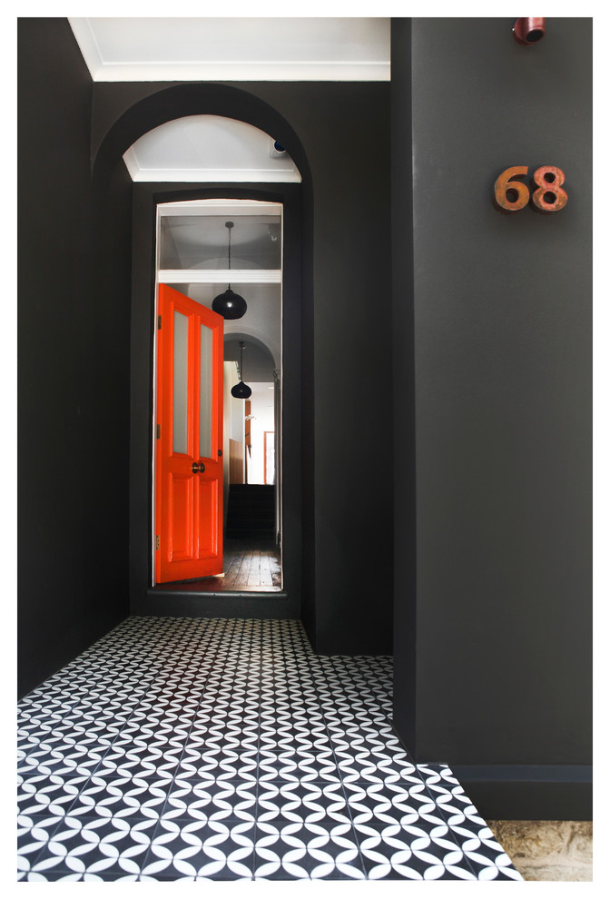 Inredning av en modern ingång och ytterdörr, med klinkergolv i keramik, en enkeldörr, en orange dörr och flerfärgat golv