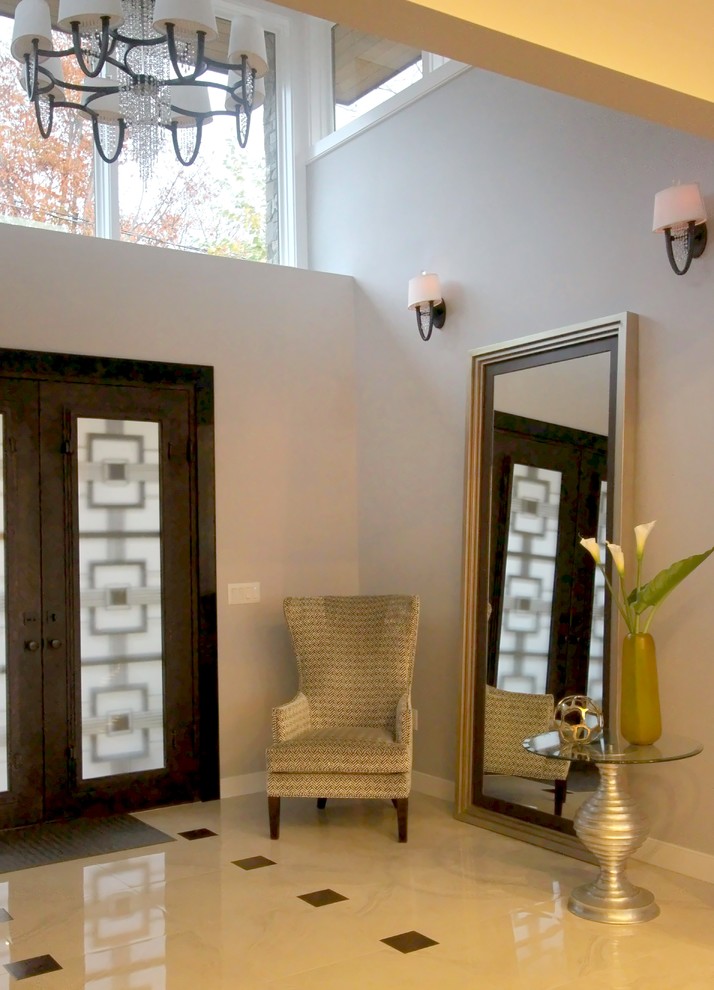 Inspiration pour un hall d'entrée traditionnel de taille moyenne avec un mur gris, un sol en carrelage de porcelaine, une porte double et une porte métallisée.