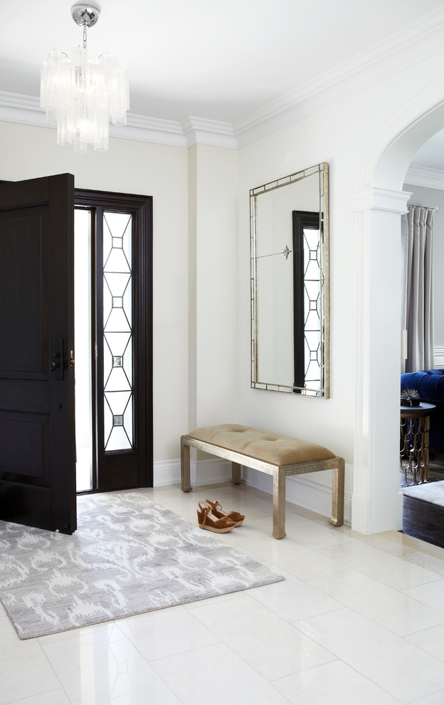 トロントにある高級な中くらいなトラディショナルスタイルのおしゃれな玄関ロビー (白い壁、トラバーチンの床、黒いドア) の写真