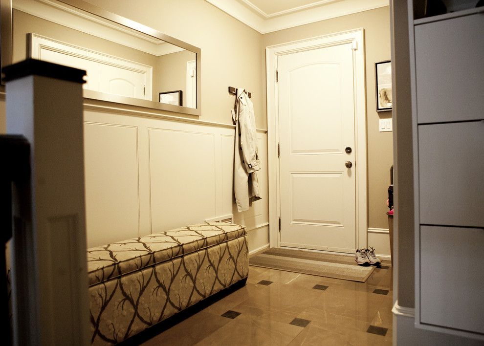 Example of a classic entryway design in Toronto