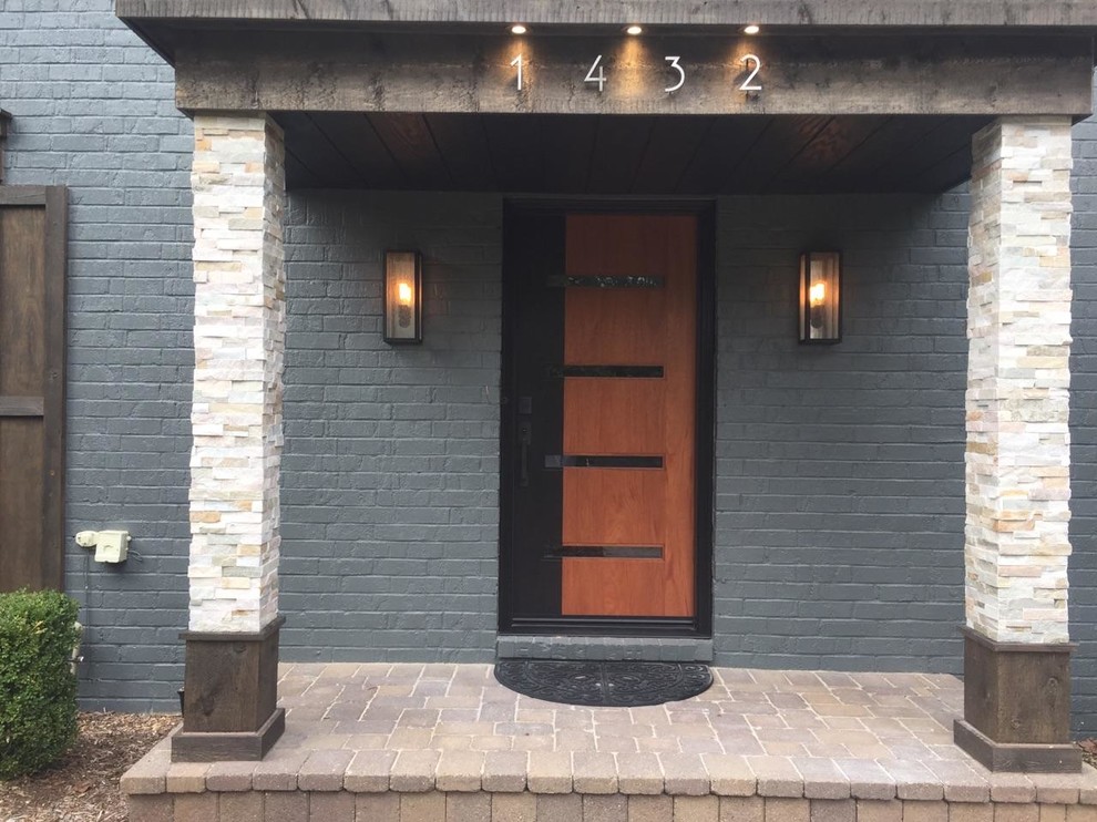 Modelo de puerta principal contemporánea de tamaño medio con paredes grises, puerta simple y puerta de madera oscura